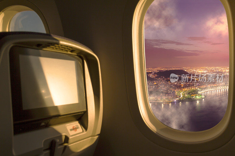 里约热内卢巴西里约热内卢市，从机场起飞后，从经济舱窗口俯瞰日落/日出的天空。